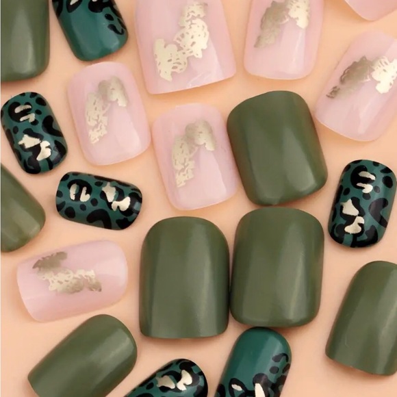 24PCS SHORT GREEN FAKE NAILS - Picture 4 of 5